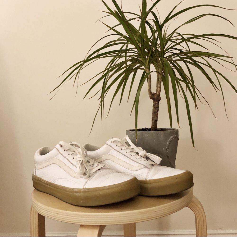 Vans Old Skool lace up sneakers.
